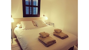 2 slaapkamers, een bureau, een strijkplank/strijkijzer, reisbedje