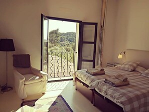 2 chambres, bureau, fer et planche à repasser, lit de bébé portatif