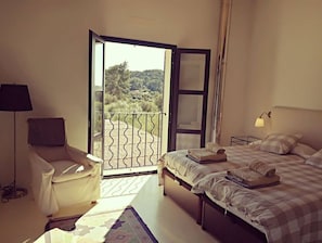 2 chambres, bureau, fer et planche à repasser, lit de bébé portatif
