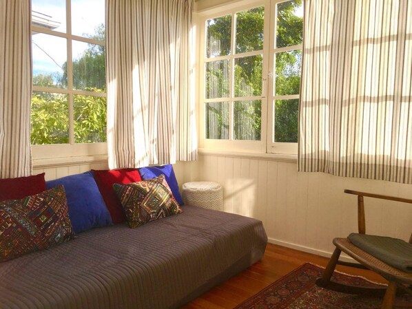 1 habitación, decoración personalizada, muebles diferentes y escritorio