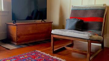 Apartment | Living room | Flat-screen TV