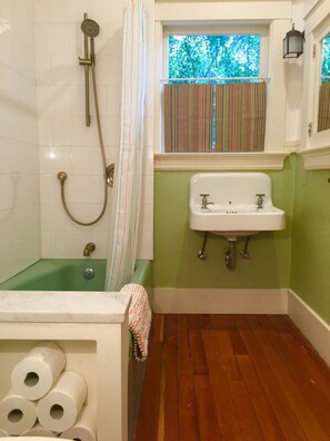 Apartment | Bathroom | Combined shower/tub, hair dryer, towels, soap - Modern and Stylish Flat (Berkeley)