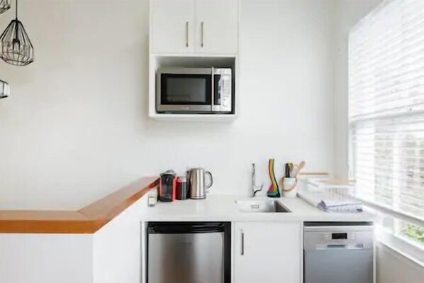 Réfrigérateur, four à micro-ondes, un four, lave-vaisselle