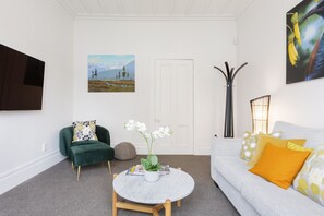 TV, Netflix, streaming services - Light-filled Renovated Villa, Walk to Ponsonby Rd (Auckland)