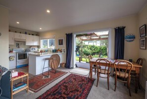 Dining - Travellers Retreat 1 BDR Central Auckland (Auckland)