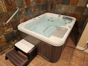 Honeymoon Suite (Not Pet Friendly) | Private spa tub