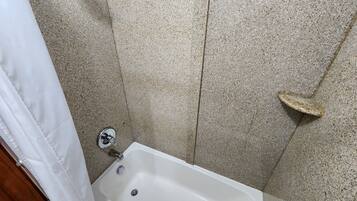 Un baño con bañera, ducha y un perchero para toallas.