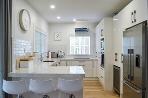 Kühlschrank, Mikrowelle, Ofen, Geschirrspüler