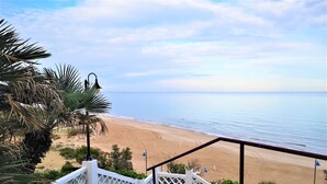 Una escalera que conduce a una playa con una vista despejada del océano.