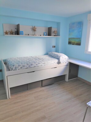 2 habitaciones, tabla de planchar con plancha y ropa de cama 