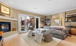 Una televisión, una chimenea