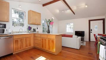 Cottage | Private kitchen | Full-size fridge, microwave, oven, stovetop