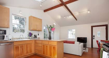 Curtis Cottage · Berkeley Cottage, comfy, stylish, good wifi