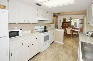 Fridge, oven, stovetop, coffee/tea maker