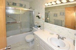 Bathtub, hair dryer, towels - Comfy & Cozy Retreat (Jensen Beach)