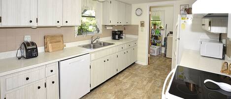 Fridge, oven, stovetop, coffee/tea maker
