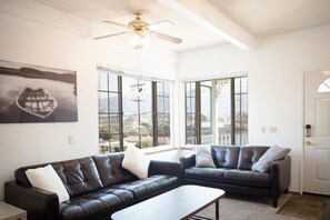 Maison | Coin séjour | Télévision à écran plat de 50 pouces avec chaînes numériques, télévision