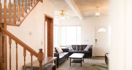 Large House on a Hill- 15 Min Walk 2 Bart