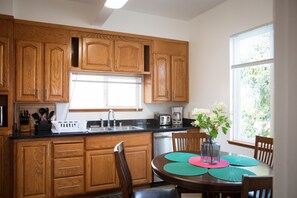 Maison | Cuisine privée | Grand réfrigérateur, micro-ondes, four, plaque de cuisson