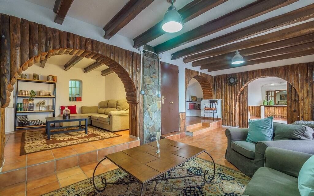 Splendid Sanctuary w/ private pool 15km to Sitges!