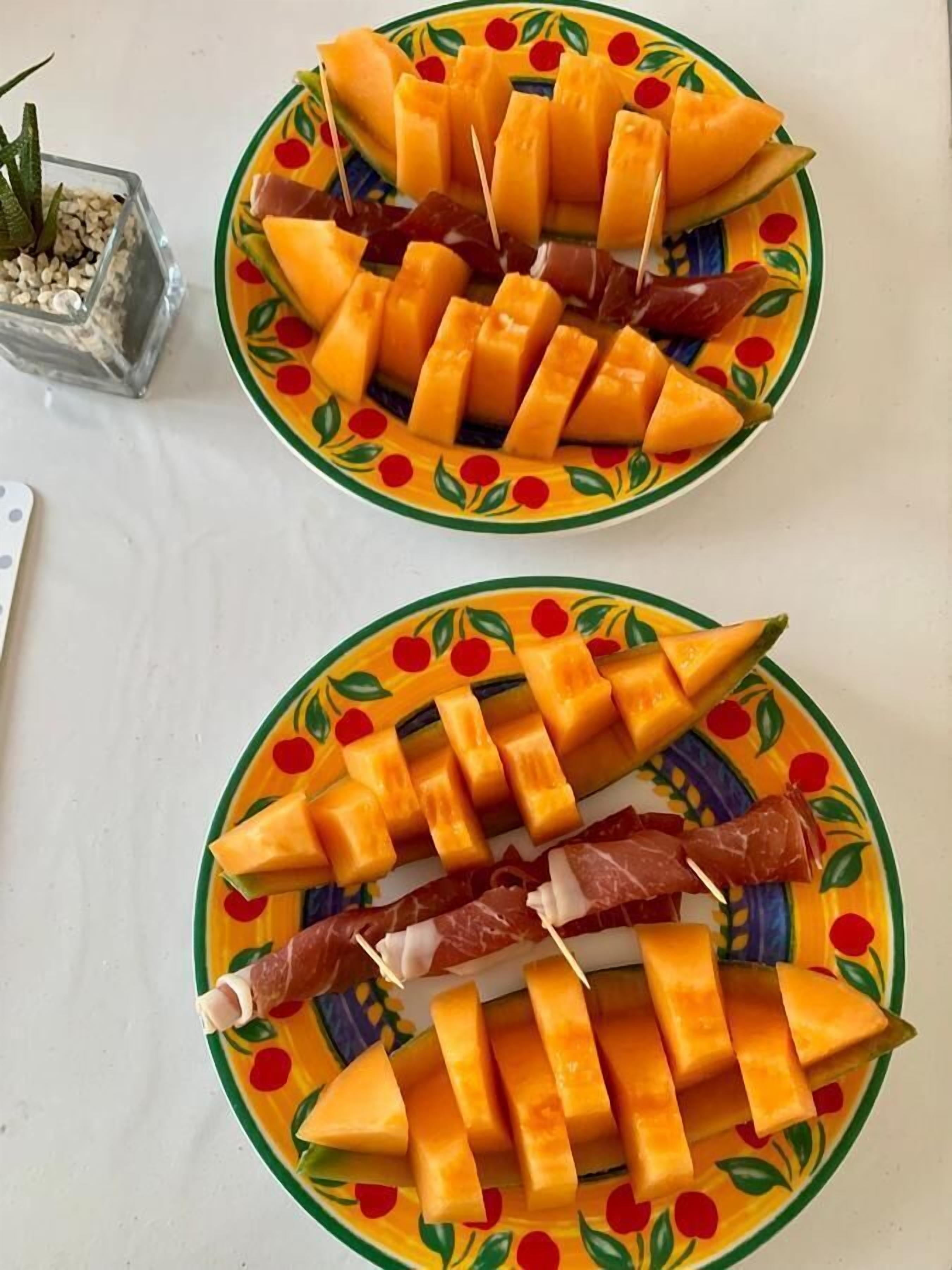 Dos platos de comida con un diseño decorativo, sobre una mesa.