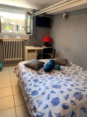 Escriptori, habitacions insonoritzades i planxa i posts de planxar 