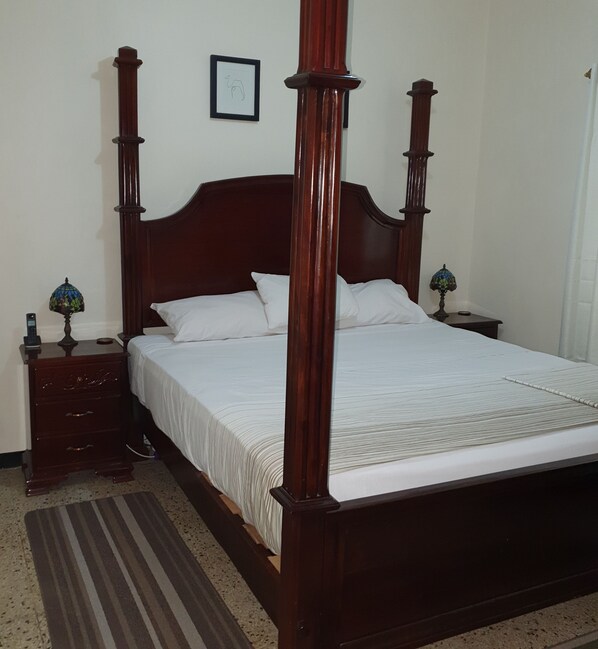 2 habitaciones, tabla de planchar con plancha, wifi y ropa de cama 