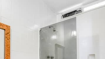 Twin Room | Bathroom | Free toiletries, towels, soap, shampoo
