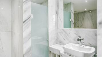 Superior Double Room | Bathroom | Free toiletries, towels, soap, shampoo