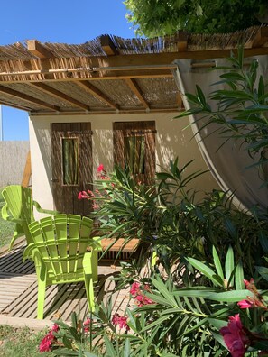 Exterior detail - Gîtes in the vineyards, park, swimming pool, playground, pétanque court, spa .. (Tulette)