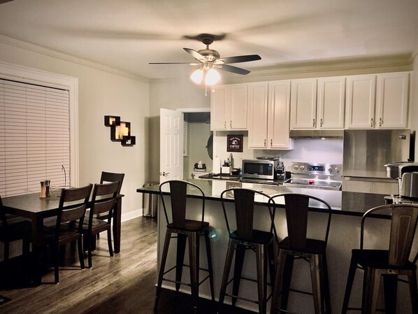 Jääkaappi, mikroaaltouuni, uuni, liesi