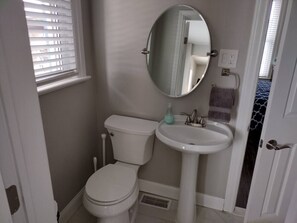 Suihku, hiustenkuivaaja, pyyhkeet