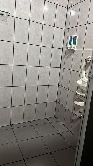 Dusj, regndusjhode, hårføner og håndklær