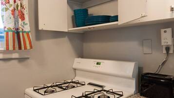 Rumah | Dapur pribadi | Lemari es besar, microwave, oven, dan kompor