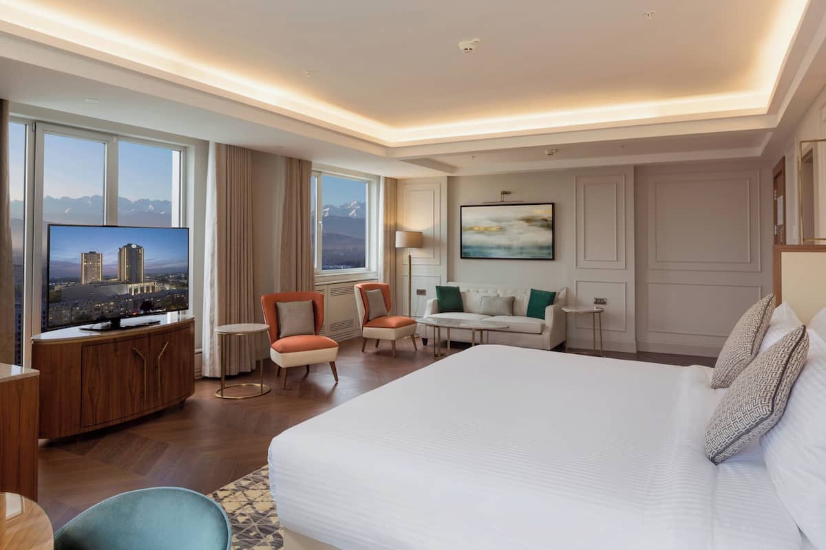Club Junior Room, 1 King Bed, Non Smoking, City View | In-room safe, desk, laptop workspace, blackout drapes