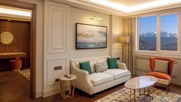 Executive suite, 1 kingsize bed | Woonruimte | Een flatscreentelevisie