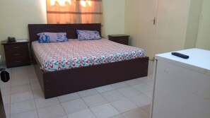 Classic-dobbeltværelse | Mørklægningsgardiner, strygejern/strygebræt, gratis Wi-Fi, sengetøj