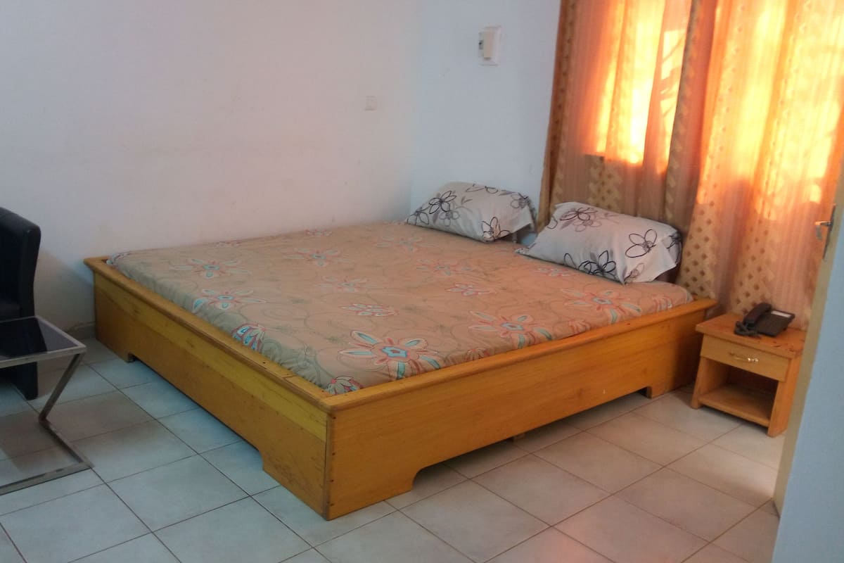 Habitación estándar | Cortinas opacas, tabla de planchar con plancha, wifi gratis