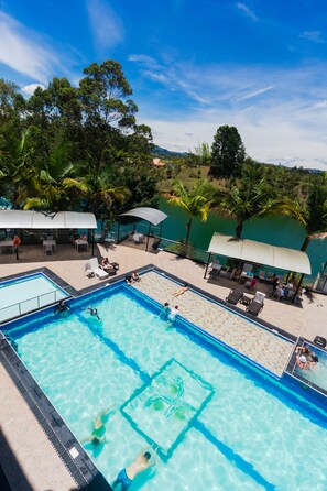 Outdoor pool, open 9:00 AM to 8:00 PM, pool umbrellas, pool loungers - Hotel Verony Guatape (Guatapé)