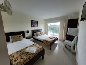 高级三人房, 多张床, 阳台 (3 beds) | 高档床上用品、羽绒被、免费 WiFi、床单