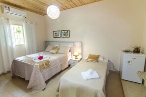 Quarto triplo | Frigobar, ferros/tábuas de passar roupa, Wi-Fi de cortesia
