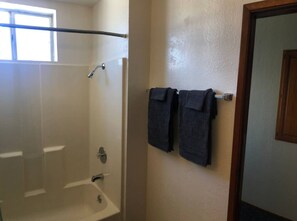 House | Bathroom shower - Convenient 2 bedroom, walk to Bart, 10 min to Berkeley (Richmond)