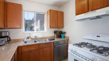 Full-size fridge, microwave, oven, stovetop