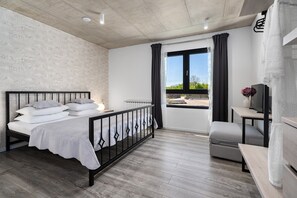 3 bedrooms, iron/ironing board, WiFi, bed sheets
