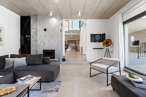 Fernseher, Videospiele, DVD-Player, Tischtennisplatte