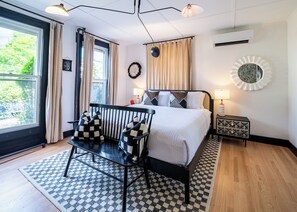 Room 1 - First Floor | Premium bedding, memory foam beds, individually decorated - Twin Gables of Woodstock (Woodstock)