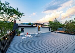 Sundeck - Twin Gables of Woodstock (Woodstock)