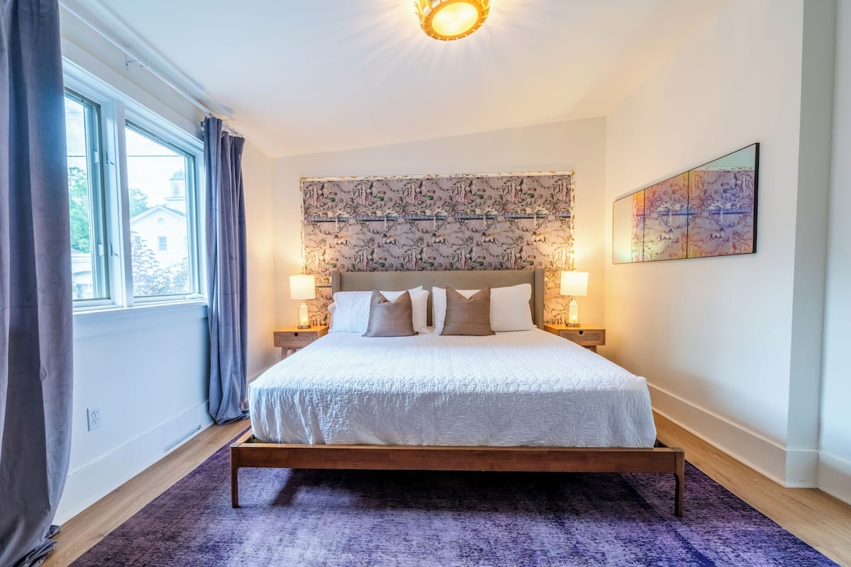 Vierpersoonskamer, 1 kingsize bed met slaapbank, uitzicht op tuin (Room 12) | 1 slaapkamer, luxe beddengoed, bedden met traagschuimmatras