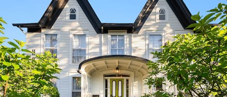 Fachada de la propiedad