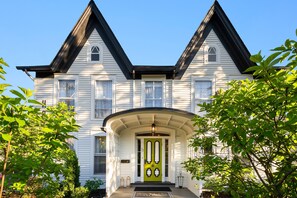 Front of property - Twin Gables of Woodstock (Woodstock)